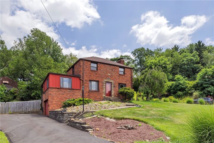 Property Photo:  511 Rolling Green Dr  PA 15102 