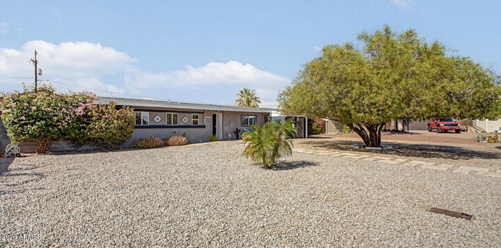 Property Photo:  930 E Desert Avenue  AZ 85119 