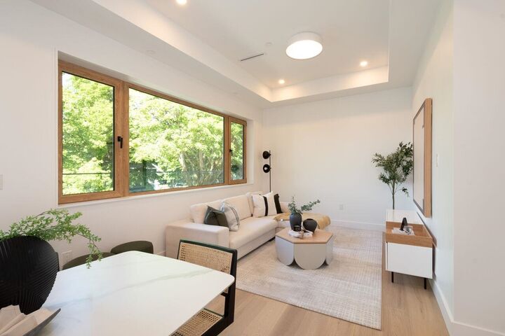Property Photo: 3120 W 11th Avenue 1 BC V6K 2M7