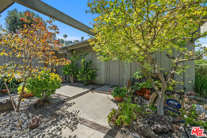 Property Photo:  3641 Woodcliff Rd  CA 91403 