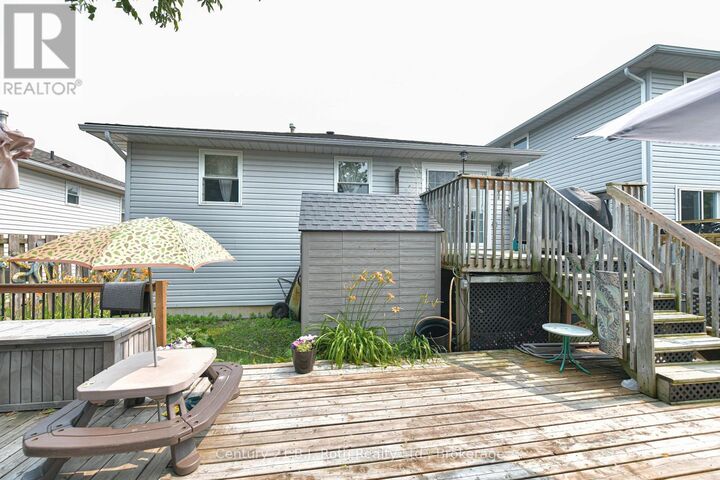 Property Photo: 44 Courtney Crescent West ON L3V 7Y3