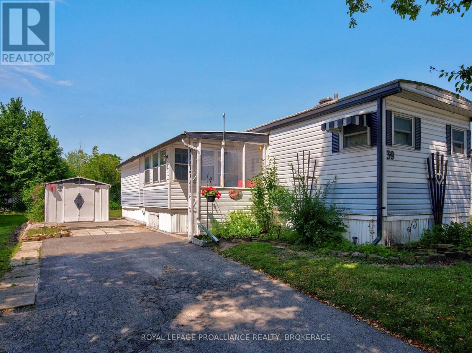 Property Photo: 39 Worthington Way ON K7K 5C2