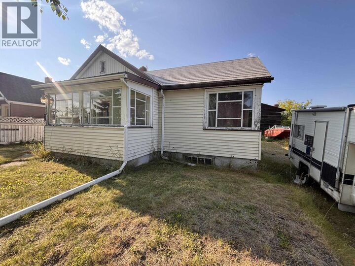 Property Photo:  2066 Ross Crescent  BC V2M 1Y5 