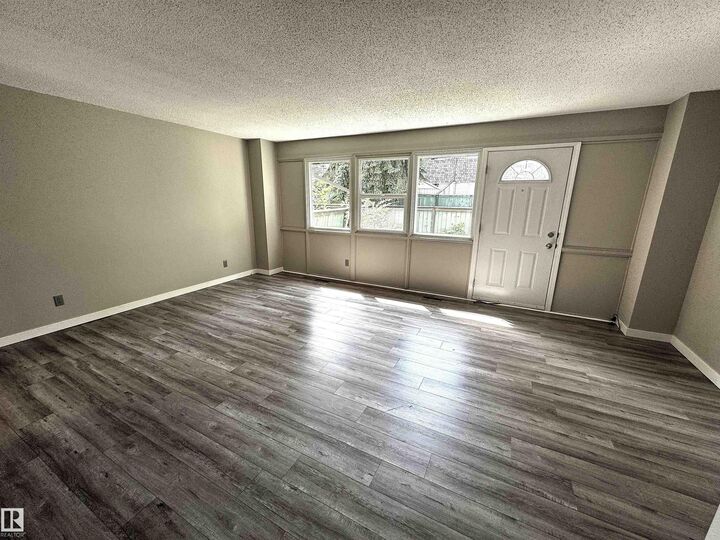 Property Photo:  404 Village On The Green NW  AB T5A 1H2 