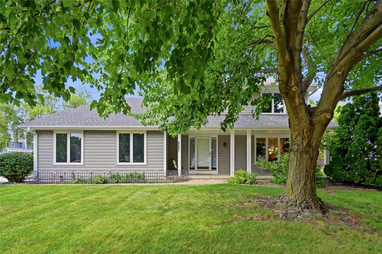 Property Photo:  8221 Oakwood Drive  IA 50322 