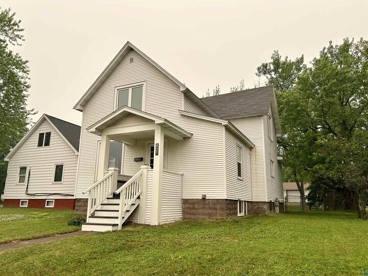 Property Photo:  827 9th Ave  MN 55616 