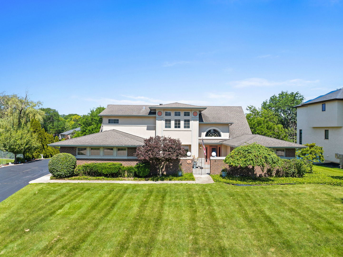 Property Photo: 14 Hamilton Lane IL 60523