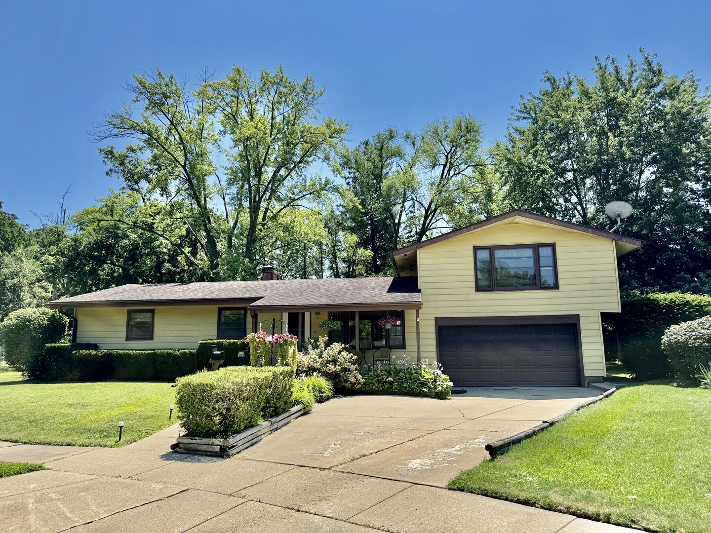 Property Photo: 1511 Rogers Court IL 60115