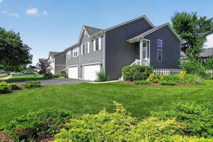Property Photo:  440 Newport Circle  IL 60543 