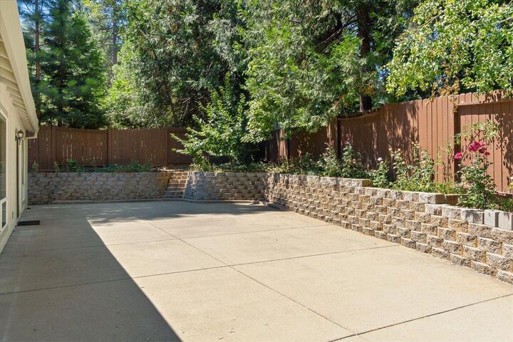 Property Photo: 2914 Willow Street CA 95726