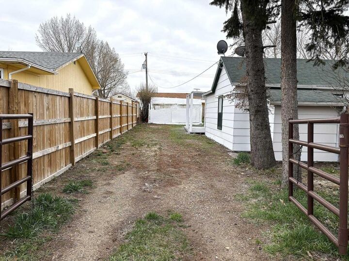 Property Photo:  220 Armstrong Street  AB T0L 0N0 