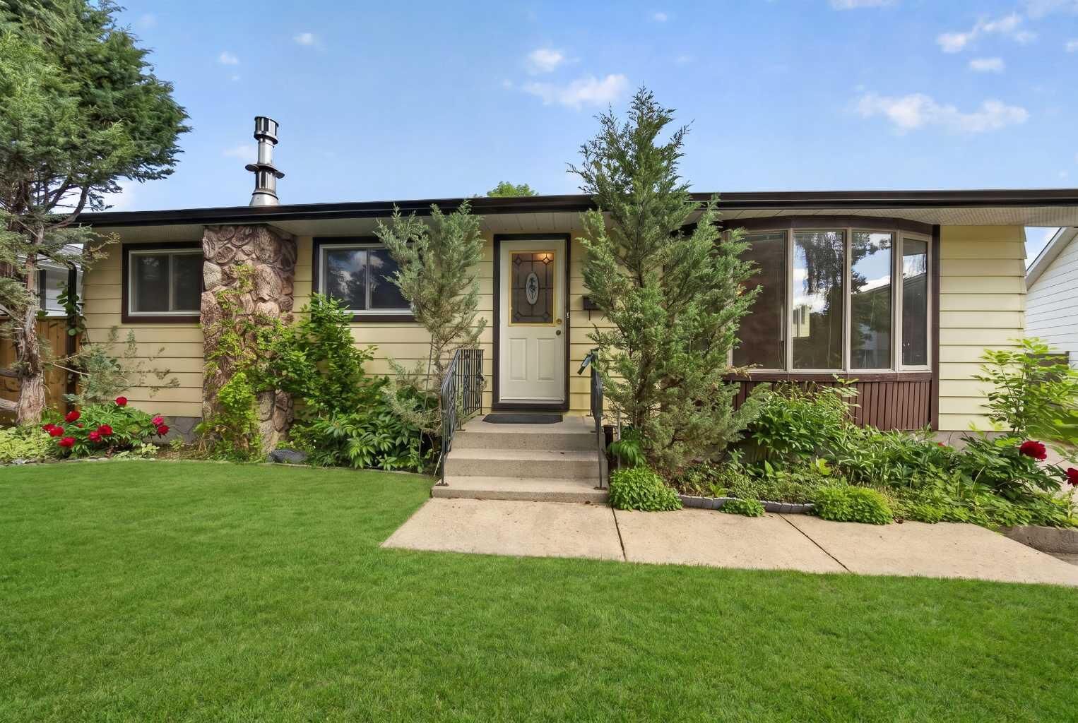 Property Photo: 135 Huntcroft Way NE AB T2K 4E4