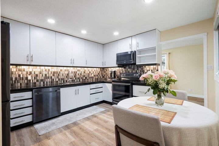 Property Photo: 48 Deermont Way SE AB T2J 5P3
