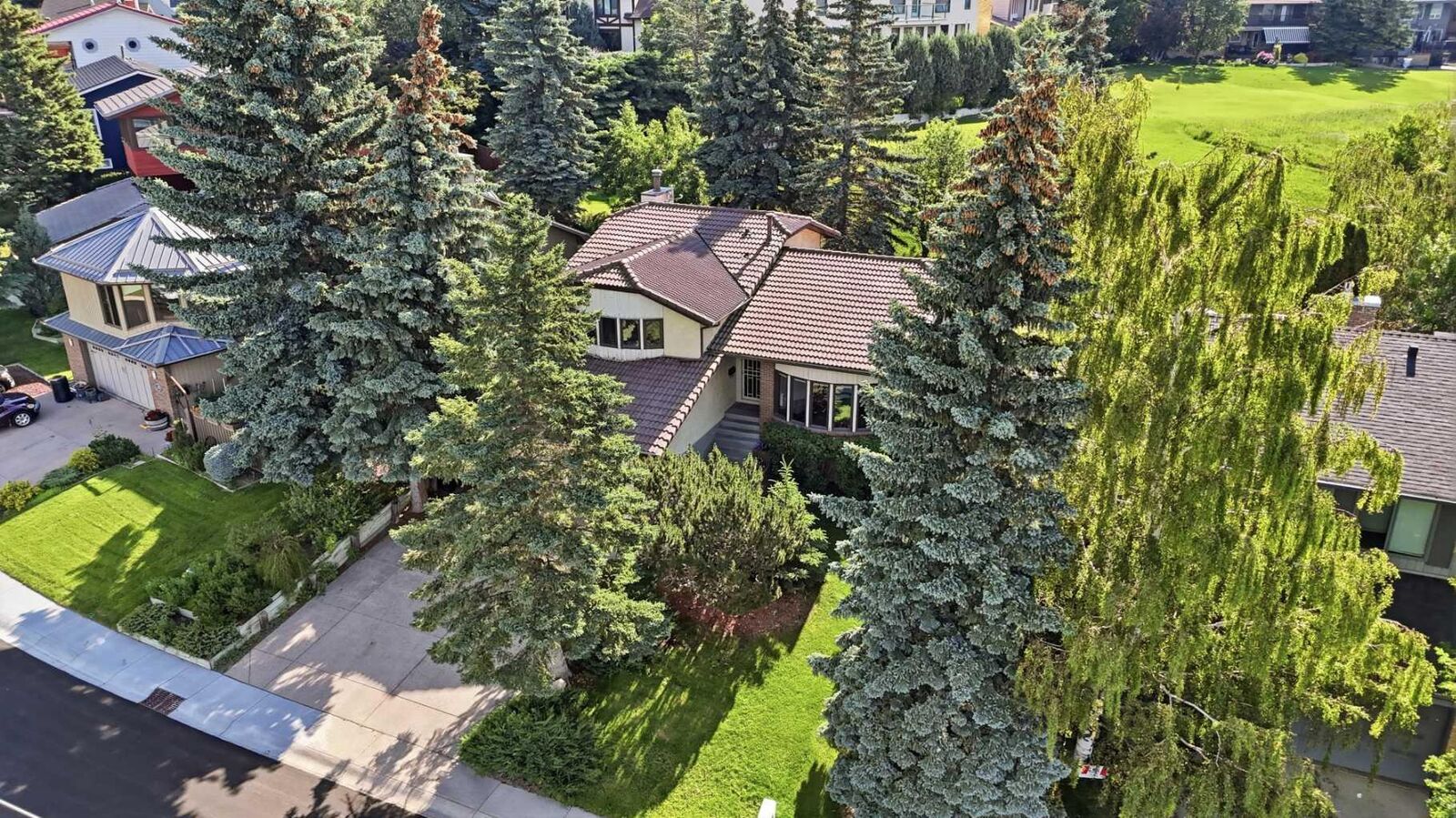 Property Photo:  149 Edgehill Drive NW  AB T3A 2W5 