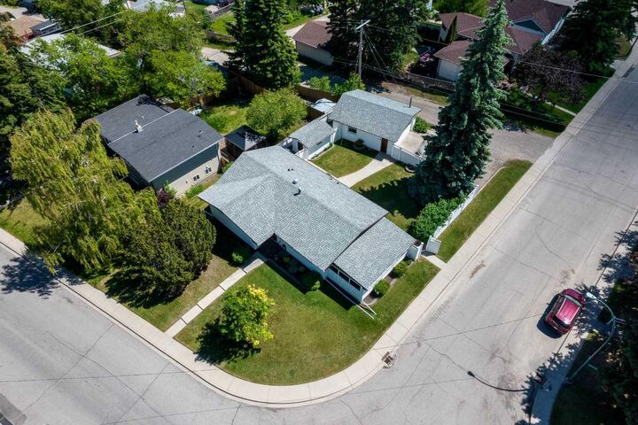 Property Photo: 723 Seattle Drive SW AB T2W 0M8