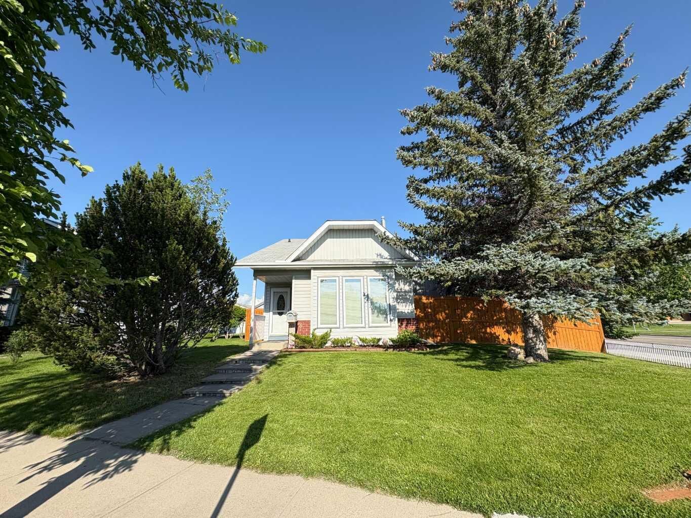 Property Photo: 228 Erin Woods Drive SE AB T2B 3B9