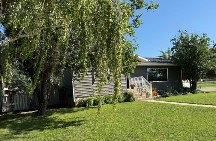 Property Photo: 422 15 Street E AB T0J 0Y5