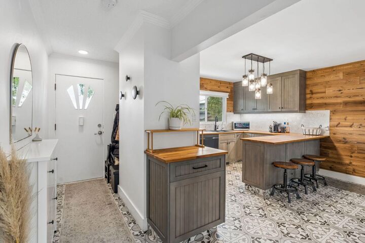 Property Photo:  27 Heston Street NW  AB T2K 2C3 