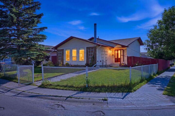 Property Photo:  4 Fallswater Road NE  AB T3J 1B1 