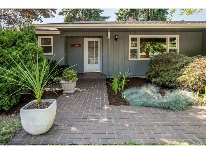 Property Photo:  2230 Azure St  OR 97401 