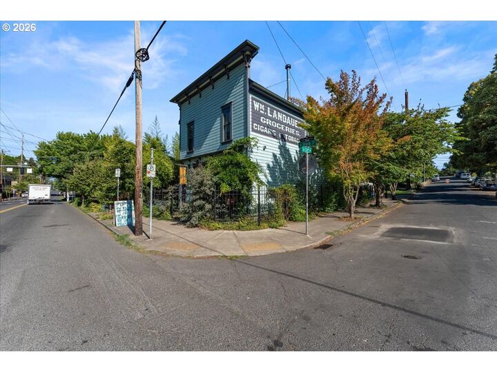 Property Photo: 3039 SE Stark St OR 97214