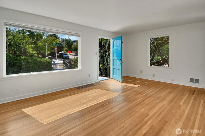 Property Photo:  9118  Linden Avenue N  WA 98103 