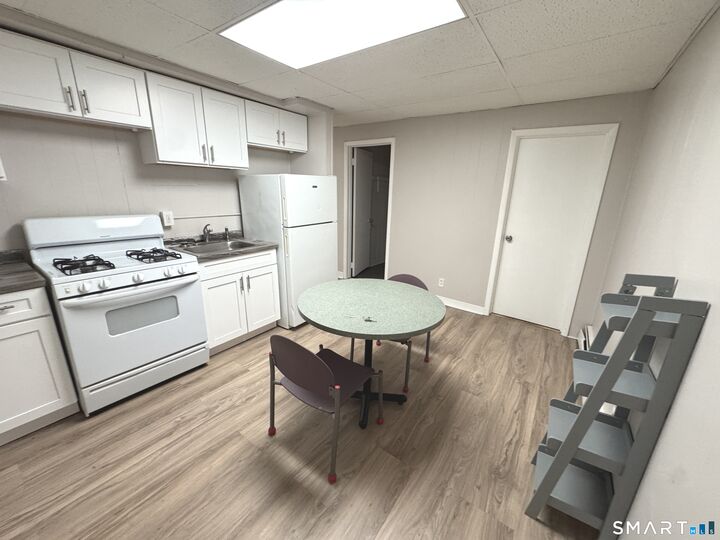Property Photo: 645 Burnside Avenue 1B CT 06108