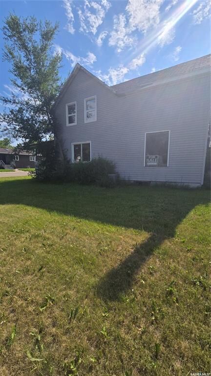 Property Photo:  816 Pacific Avenue  SK S0C 0S0 