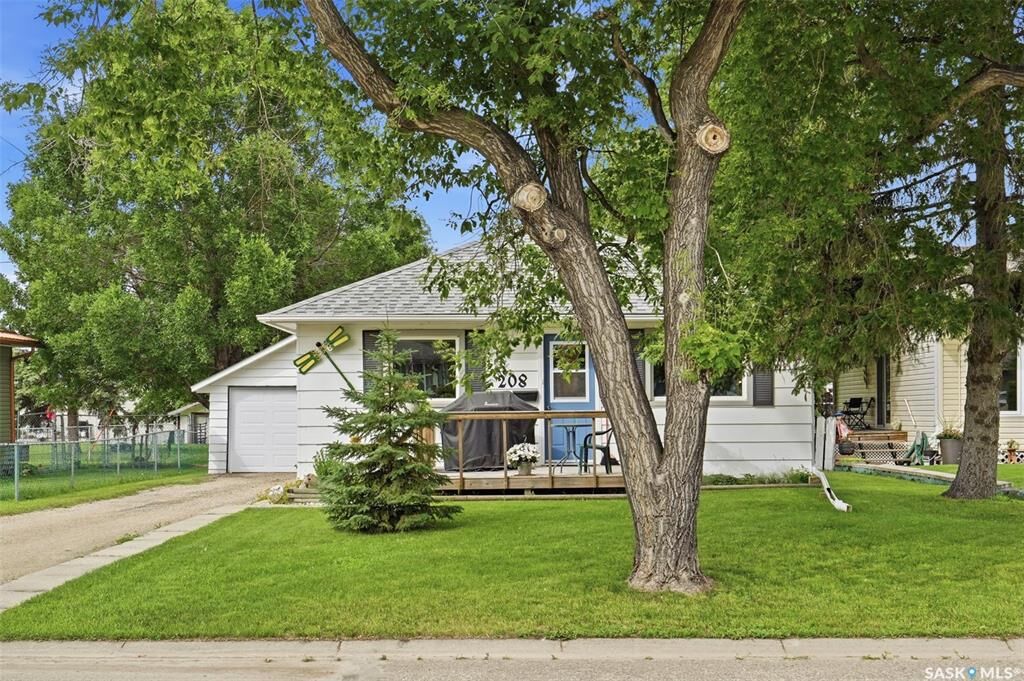 Property Photo: 208 3rd Avenue W SK S0K 4T0