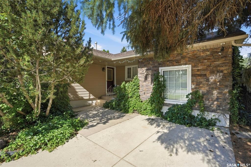 Property Photo:  1921 Sommerfeld Avenue  SK S7J 2E2 