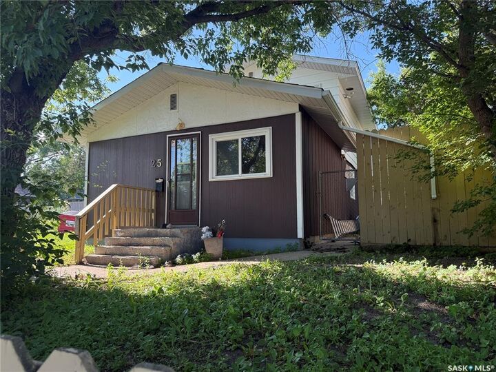 Property Photo:  25 Home Street W  SK S6H 4X2 