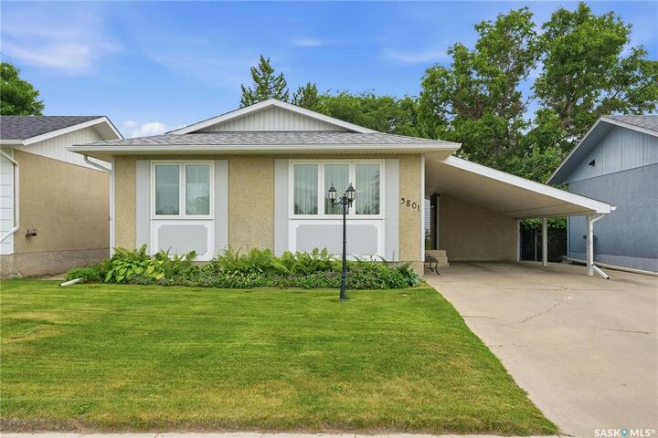 Property Photo:  3801 Diefenbaker Drive  SK S7L 5C6 