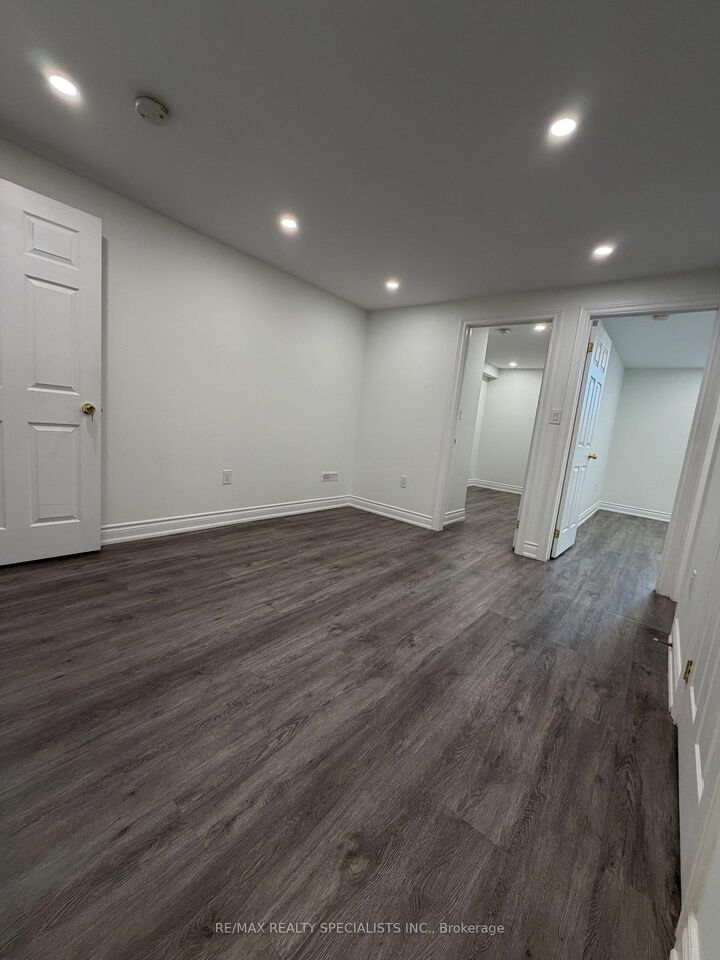 Property Photo: 5190 Nestling Grove Lower ON L5M 0L2