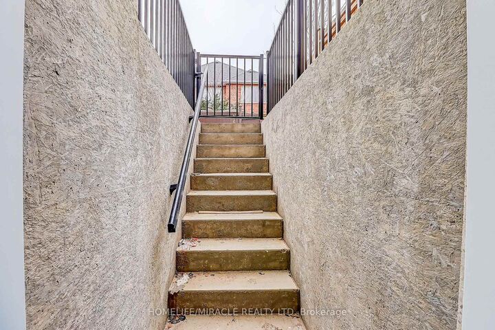 Property Photo: 6892 Postmaster Ridge ON L5W 1C5