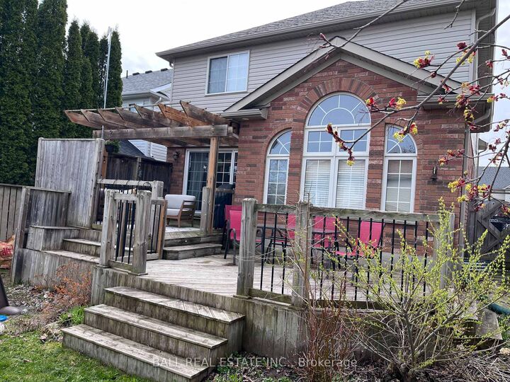 66 Highlands Crescent — photo 1
