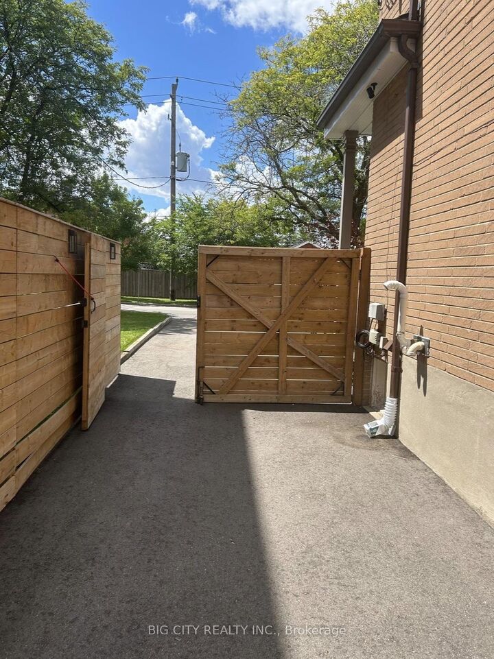 Property Photo: 107 Brookhaven Drive Lower ON M6M 4P1