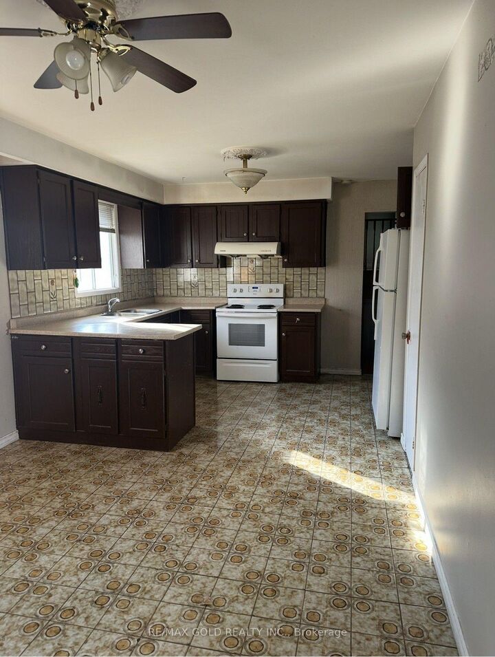 Property Photo: 7463 Sigsbee Drive ON L4T 3S5