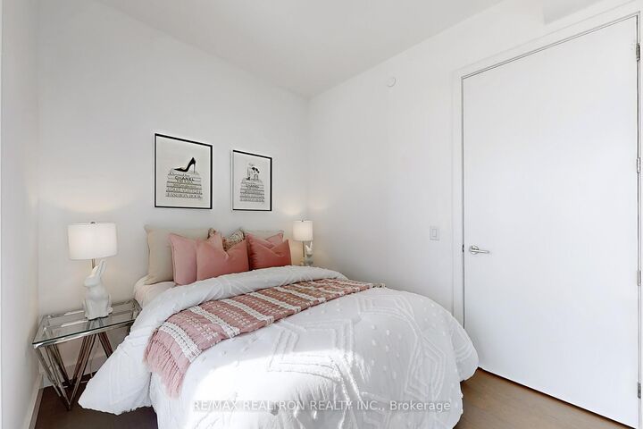 Property Photo: 81 Wellesley Street E 2001 ON M4Y 1H8