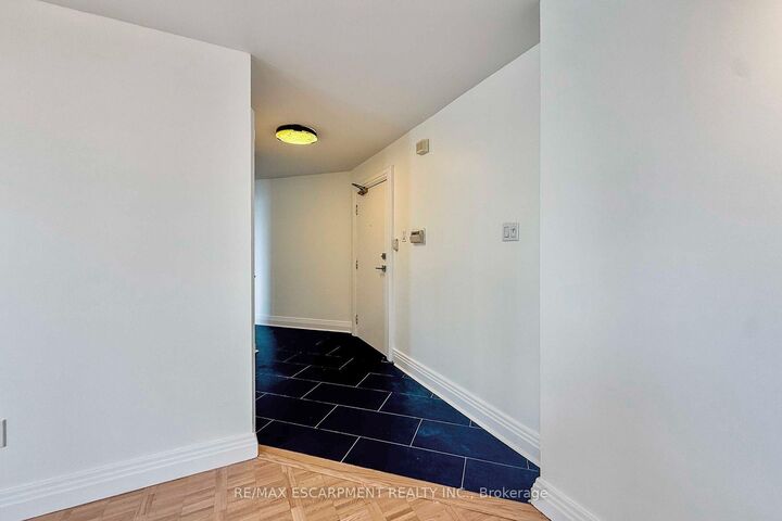 Property Photo: 3650 Kaneff Crescent 2804 ON L5A 4A1