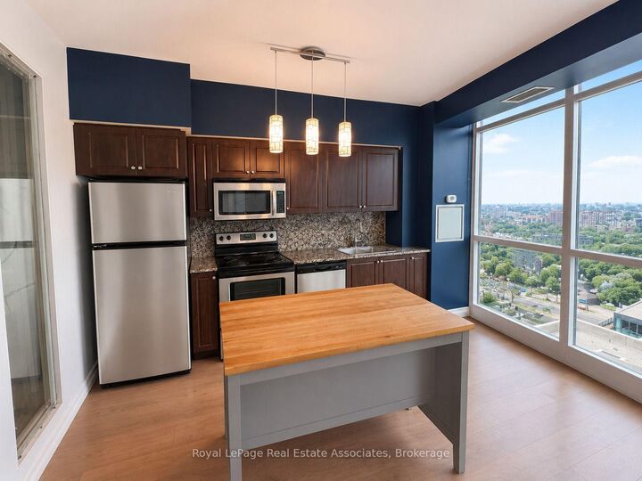 Property Photo:  215 Fort York Boulevard 2411  ON M5V 4A2 