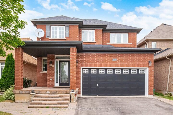 227 Minto Crescent — photo 1