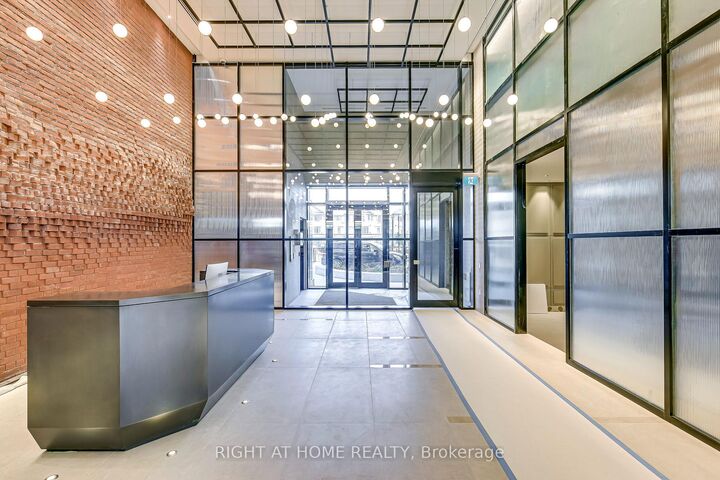 Property Photo:  3200 William Coltson Avenue 521  ON L6H 7W6 