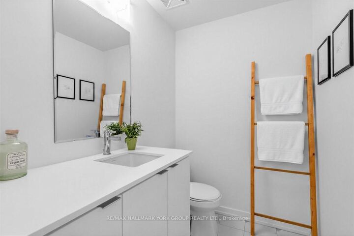 Property Photo: 11 Lytham Green Circle Suite 18 ON L3Y 0H5