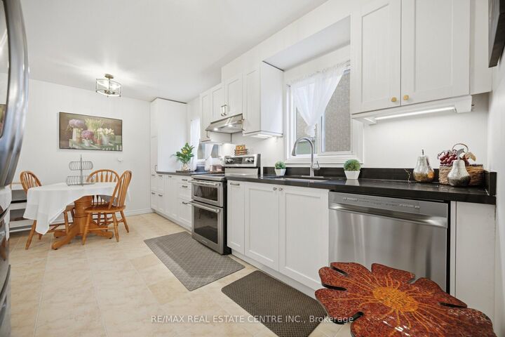 Property Photo: 6884 Edenwood Drive ON L5N 4V6