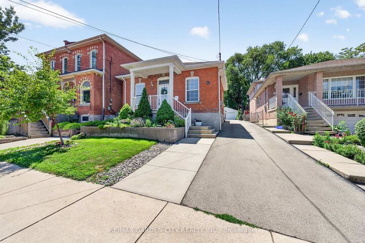 Property Photo: 156 Simcoe Street E ON L8L 3N8