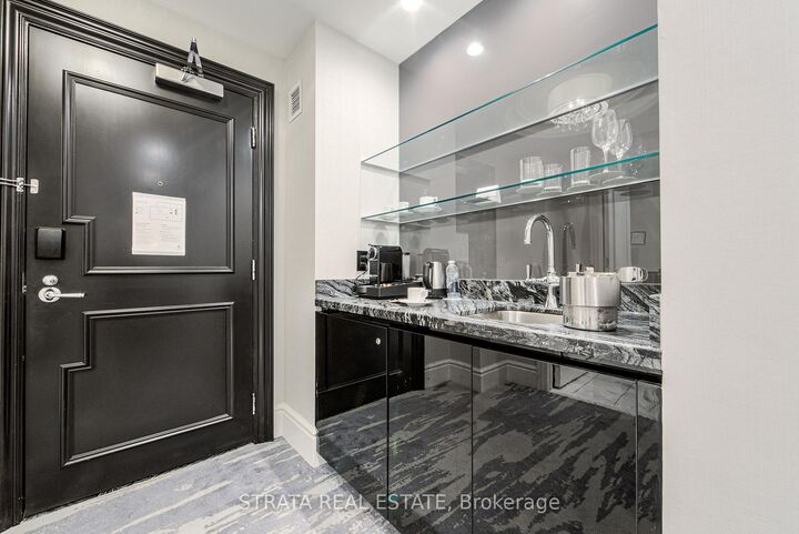 Property Photo: 325 Bay Street 1905 ON M5H 4G3