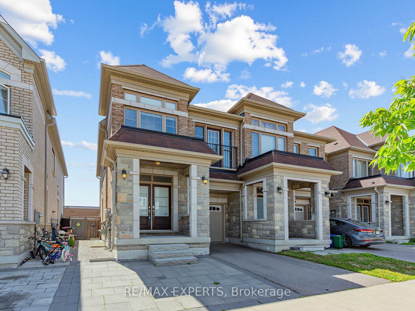 Property Photo: 52 Vedette Way ON L4H 4K2