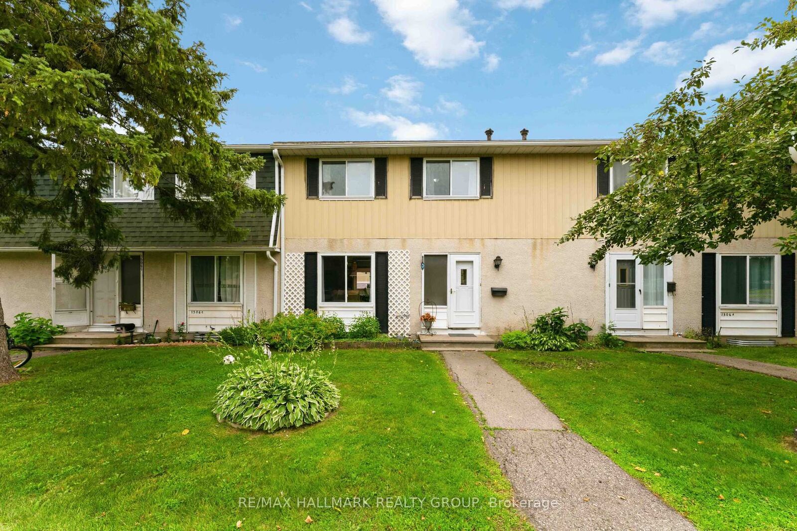 Property Photo: 1506 Beaverpond Drive N B ON K1B 3R9