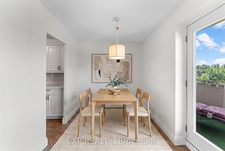Property Photo: 2485 Woking Crescent 403 ON L5K 1Z6