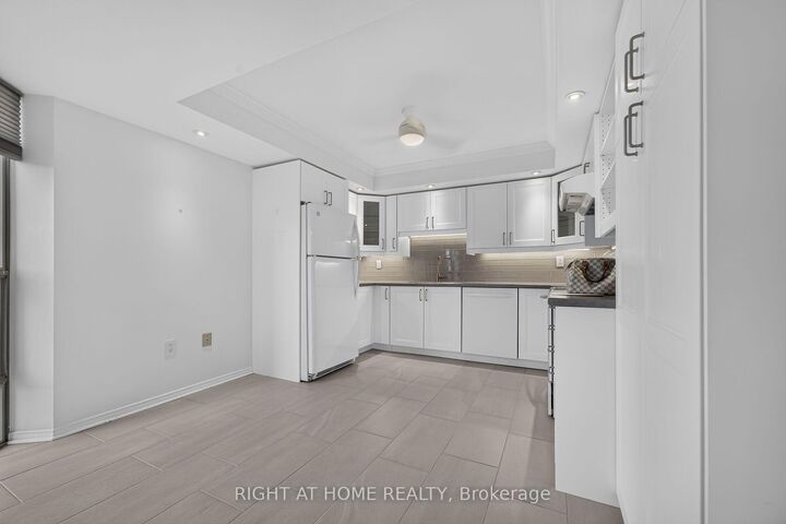 Property Photo:  5080 Pinedale Avenue 306  ON L7L 5V7 